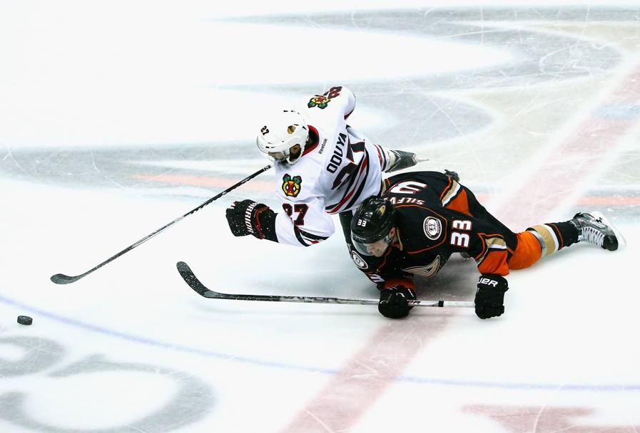 Johnny Oduya dei Chicago Blackhawks cade su Jakob Silfverberg degli Anaheim Ducks (Afp)